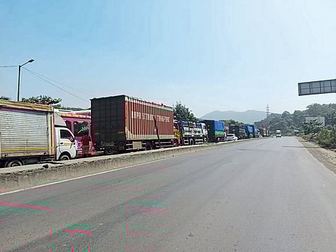 बंदी मोडून अवजड वाहने रस्त्यावर