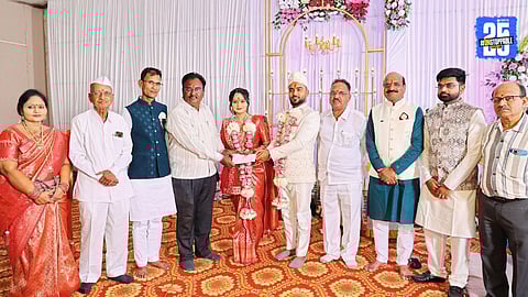 Bride’s father handing over a ₹21,000 cheque to the Sakal Relief Fund team, setting an example of true social responsibility.