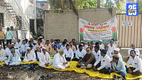 Agitated farmers protest outside the former State Home Minister’s residence in Solapur, demanding payment of ₹5 crore pending for two years.