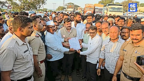 Locals block Ahilyanagar-Sambhajinagar highway by placing the body of a deceased person on the road, demanding action.