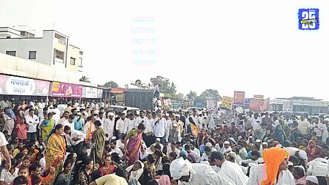Parner villagers block Belhe-Jejuri highway, protesting government’s wildlife prioritization over human safety.