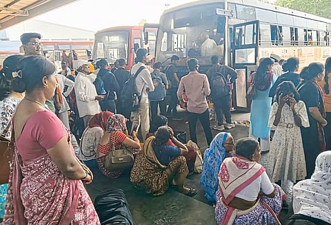 शिरूरमध्ये एसटी प्रवाशांचे हाल