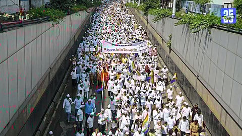 Acharya Shri Guptinandiji Maharaj addressing Jain followers during Pune protest to save the historic Jain Boarding.