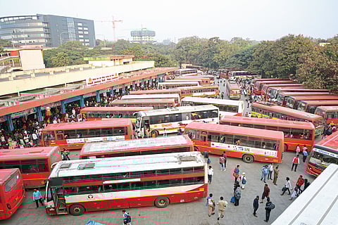 सुट्टीनिमित्त गावाला 
जाण्यासाठी गर्दी