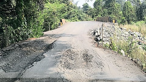 सारणी-निकावली मुख्य रस्ता खचला