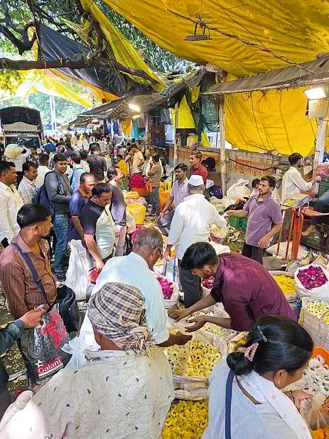 झेंडू, शेवंतीने फुल बाजार सजला