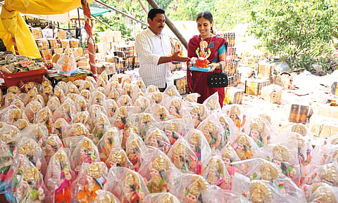 खरेदी लक्ष्मी पूजनसाठी (फोटो फिचर)