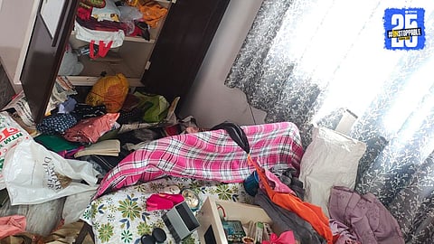 Thieves break into a locked house in Undawadi, steal gold and cash in broad daylight.