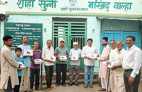 वाल्ह्यात मुस्लिम बांधवांना दिवाळी फराळ वाटप