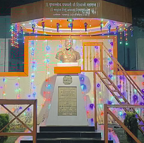 शिरूरमध्ये शिवदिपोत्सवाची रोषणाई