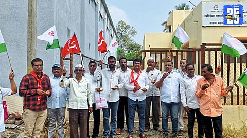 armers stage ‘Kharda-Bhakari’ protest in Karad demanding soybean guarantee price centers; slogans raised by Shetkari Sanghatana, RSP, and Baliraja Sanghatana.