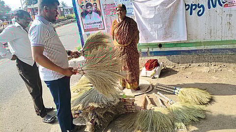वडापुरी येथे लक्ष्मीपूजनासाठी केरसुणीला मोठी मागणी