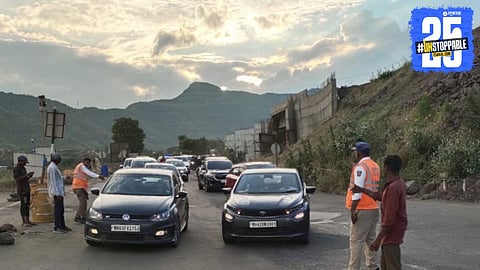 A massive traffic jam in Khambatki Ghat as hundreds of vehicles line up on the Pune-bound route, causing long delays for commuters.