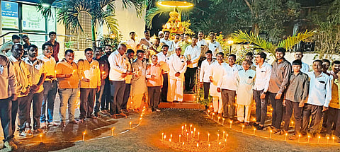 महात्मा फुले पुतळा परिसर दिव्यांच्या झगमगाटात उजळला