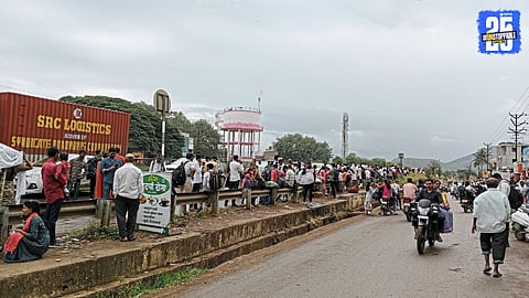 Vehicles lined up bumper-to-bumper at Kolhapur Naka and Malkapur as the post-holiday rush chokes highways across Maharashtra.