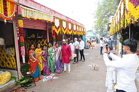 पिंपरीत फूल बाजारात घबाड षष्ठी उत्साहात