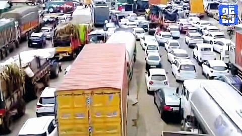 Vehicles stuck for hours on the Kopargaon–Ahilyanagar highway as a massive traffic jam halts evening movement till late night.