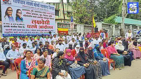 Citizens and medical professionals protest at Satara Collector’s Office demanding justice in doctor’s suicide case.