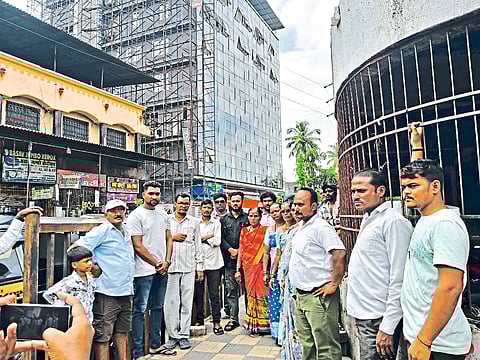 मासळी बाजार बंदिस्त