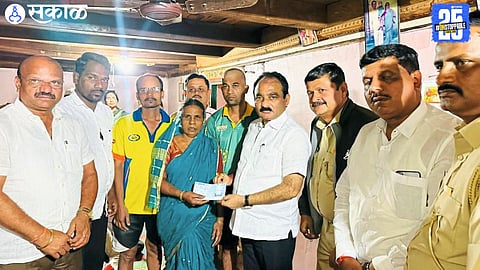 Minister Makarand Patil consoling the family of the bison attack victim as forest officials hand over a compensation cheque.
