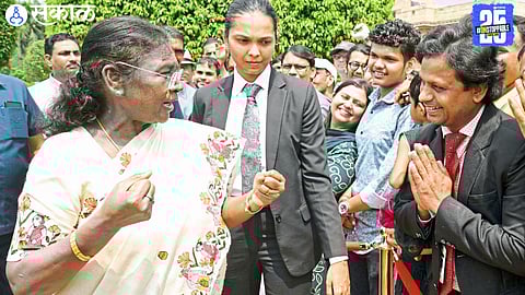 President Droupadi Murmu felicitates teacher Bagul with a badge of honour for excellence in education.
