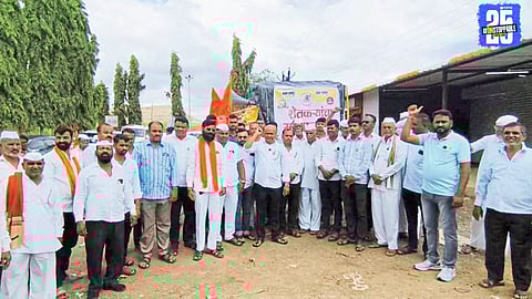 Farmer leader Santosh Wadekar leading the Parner farmers’ Mahaelgar with slogans demanding “Satbara Kore Kar” and land rights for cultivators.