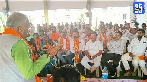 Shiv Sena (Thackeray group) leader Chandrakant Khaire addressing the booth review meeting at Tembhurni, urging strong grassroots coordination.