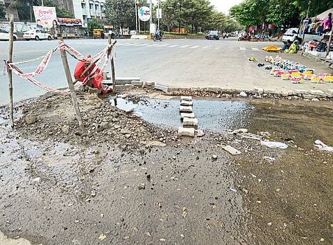 बर्ड व्हॅली चौक परिसरात
रोज लाखो लिटर पाणी वाया