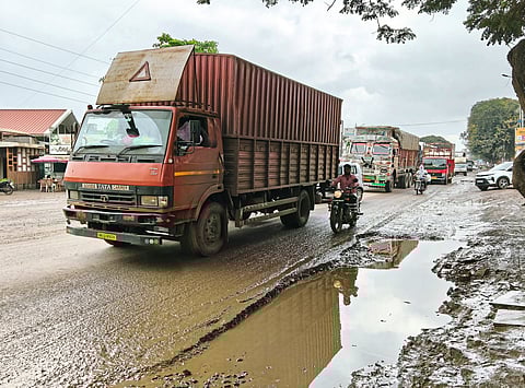तळेगाव- चाकण- शिक्रापूर मार्ग खड्डेमय
