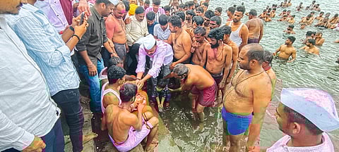ज्योतिर्लिंग, ज्योतिबाच्या उत्सव मूर्तींना स्नान