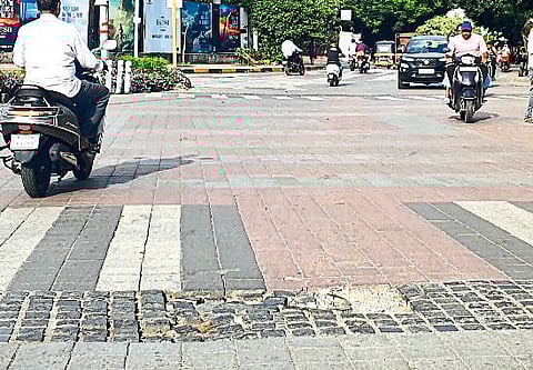 काटे चौकातील पेव्हिंग ब्लॉक खिळखिळे