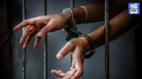 “Police arrest gang looting devotees; mastermind Lakhan Kasar absconding.”