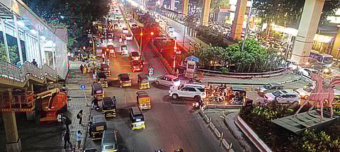 पोलिसांची पाठ वळताच रिक्षांचे पुन्हा बस्तान