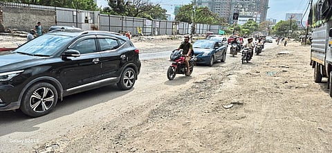 प्रशासनाच्या समन्वयाअभावी खड्डे ‘जैसे थे’