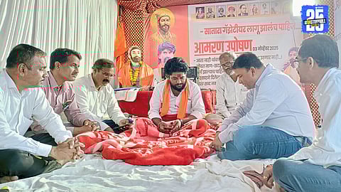 Soham Shirke continues his hunger strike for the Satara Gazetteer’s enforcement outside Dahiwadi Tehsil Office; protest enters day four.