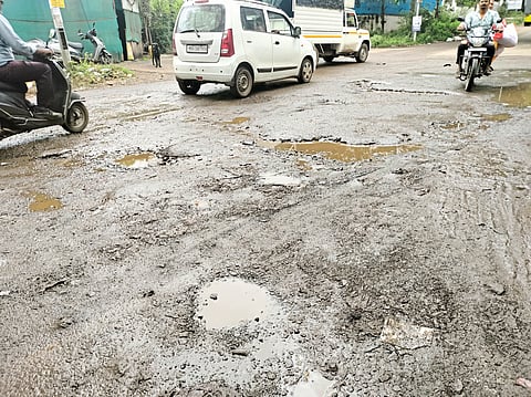 औद्योगिक परिसर खड्ड्यांनी पोखरला