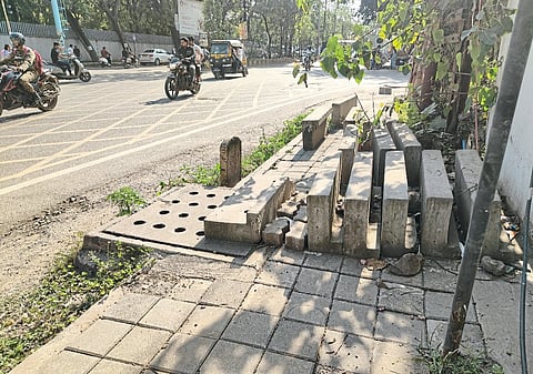 अहिंसा चौकात पदपथावर राडारोडा;चेंबरभोवती धोकादायक भगदाड; पादचाऱ्यांची तारांबळ तसेच अपघाताची शक्यता वाढली...