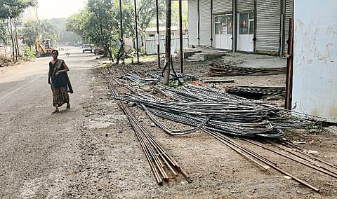 मोशी प्राधिकरणातील रस्त्यांवर बांधकाम साहित्य पडून