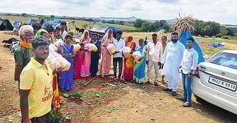 गिरवी येथे ऊसतोड मजुरांना फराळ वाटप