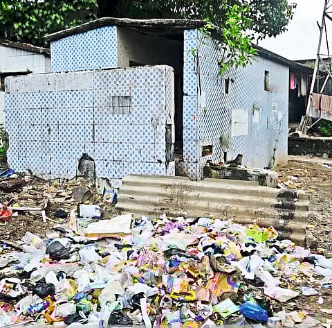 शिवनगरमध्ये रस्ते-शौचालयाची दुरवस्था