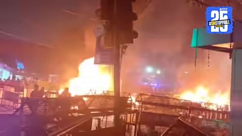 Delhi Red Fort Explosion : राजधानी दिल्ली हादरली! लाल किल्ला परिसरात कारमध्ये भीषण स्फोट ; तीन गाड्यांना आग