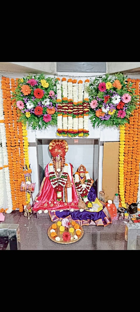 तावशीत आकर्षक फुलांची सजावट