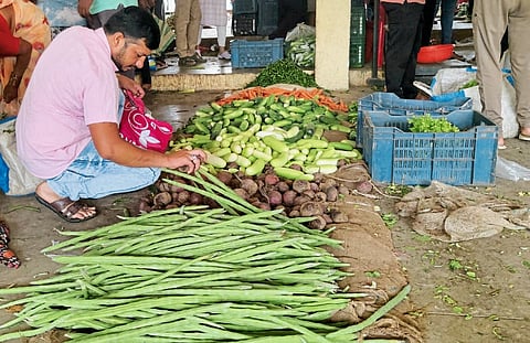 मोशी उपबाजारात फळभाज्या, पालेभाज्यांची आवक स्थिर