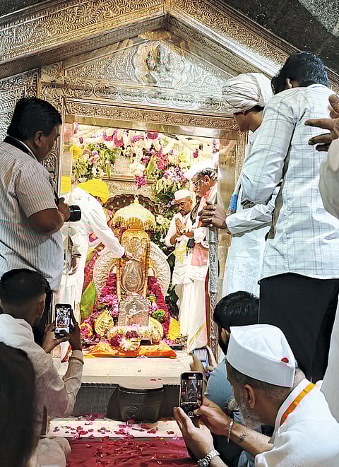 ‘नामा म्हणे आता लोपला दिनकर’