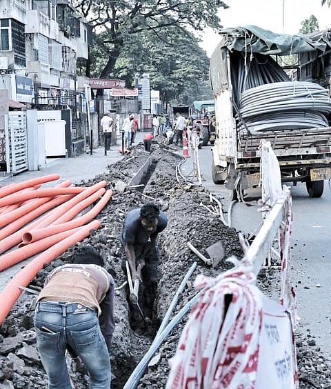 ठेकेदाराच्या मनमानीमुळे रस्त्यांची दुरवस्था
- रस्ते खोदाईसाठीच्या नियमावलीकडे दुर्लक्ष
- वारंवार सूचना देऊनही कामात सुधारणा नाही