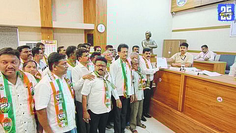 Congress district president Irshad Sheikh outlining the party’s development-focused strategy for the upcoming Vengurla elections.