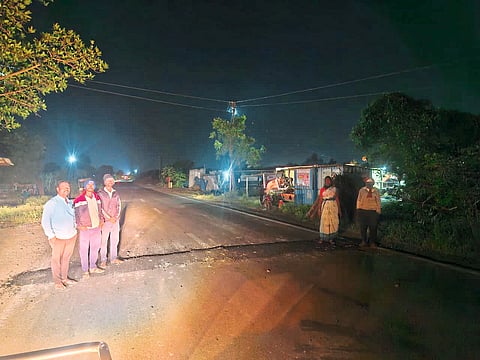 रांजणगाव ओझर अष्टविनायक महामार्गावर वारंवार अपघात घडणाऱ्या ठिकाणी गतिरोधक बसवल्याने नागरिकांनी समाधान व्यक्त केले आहे.