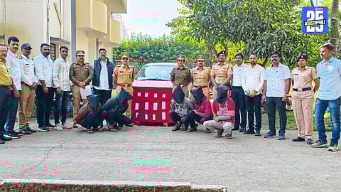 Bhuiinj and Satara police display stolen valuables worth ₹18 lakh recovered after arresting six suspects in the travel theft case.