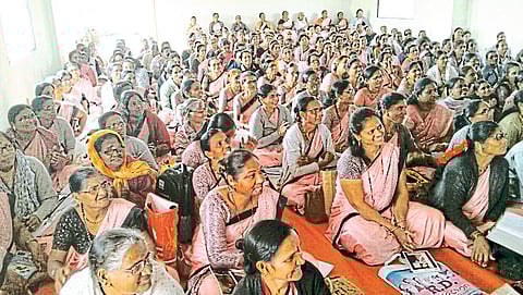 ‘़शिक्षण, पोषण दोन्हींवर लक्ष द्या’