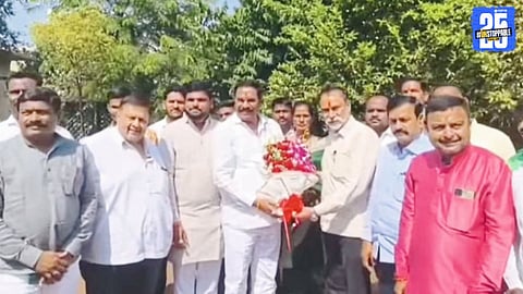 Shiv Sena and Raje Group leaders declare unity for the upcoming Phaltan Municipal elections.